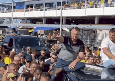 Sob gritos de 'volta', Bolsonaro desfila em cima de carro na Paraíba