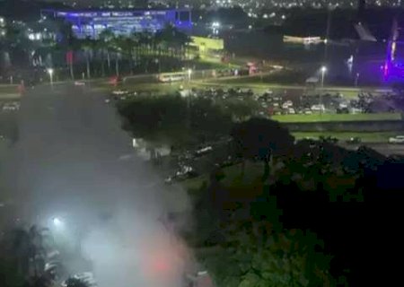Homem morre ao lançar artefato no STF e veículo explode na Câmara