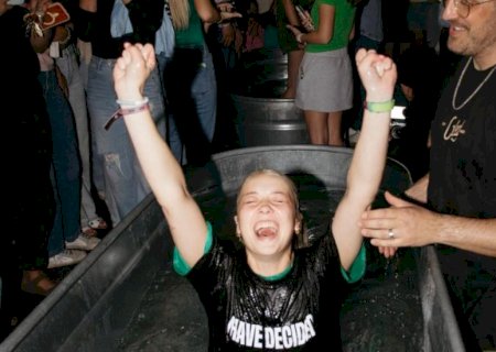 Abaixo de zero, estudantes se entregam a Jesus e são batizados