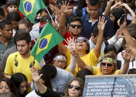 Evangélicos serão 35,8% da população do país em 2026 e impactarão eleições, diz estudo