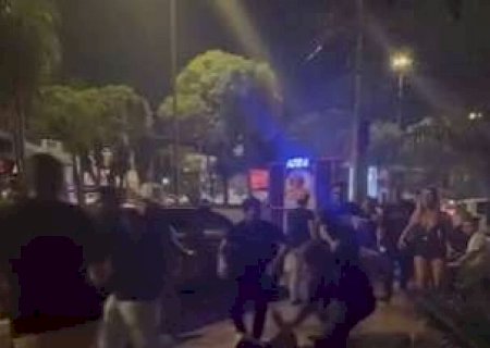 Homem leva chutes na cara em frente &agrave; boate na Afonso Pena; veja o v&iacute;deo