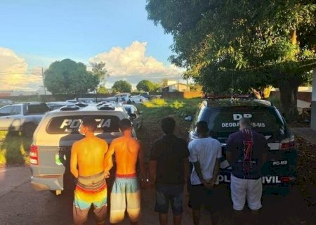 Grupo &eacute; condenado a 106 anos de pris&atilde;o por matar jovem em "tribunal"
