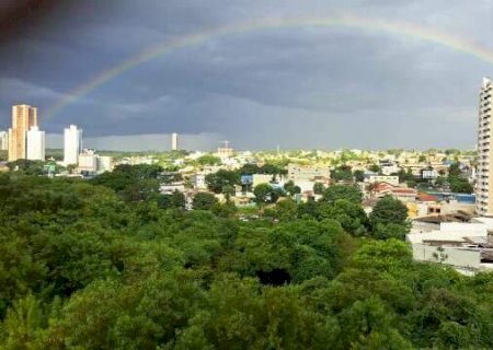 Garoa fraca transforma o c&eacute;u com um arco-&iacute;ris na regi&atilde;o leste da Capital