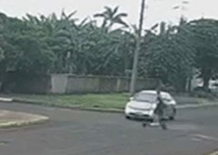 Crian&ccedil;a de patinete el&eacute;trico &eacute; arremessada em colis&atilde;o com carro