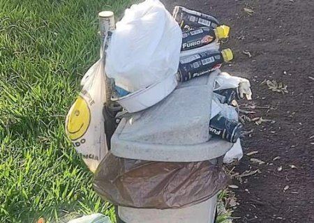 Moradora reclama de l&acirc;mpadas queimadas e lixo acumulado em pra&ccedil;a