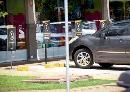Motoristas evitam confus&atilde;o, mas podem estacionar em vagas "exclusivas"