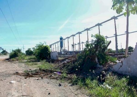 Caminhoneiro que morreu em capotagem seguia em alta velocidade e derrubou muro