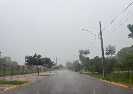 Chuva forte alaga ruas do centro de Dourados e deixa Defesa Civil em alerta
