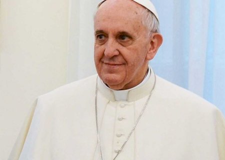 Papa Francisco faz nova aparição e surpreende fiéis