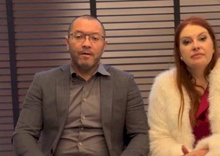Ao lado da esposa, pastor admite tê-la traído e pede perdão