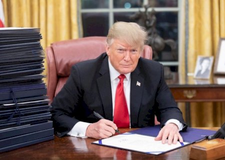 Trump sai em defesa de Bolsonaro e acusa Brasil de perseguição política