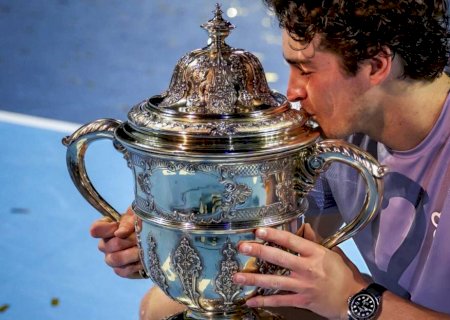 Brasileiro João Fonseca participa de ação com boleiros no ATP de Brisbane