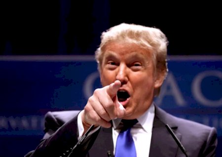 Trump restabelece a liberdade religiosa e garante o direito à oração nas escolas públicas