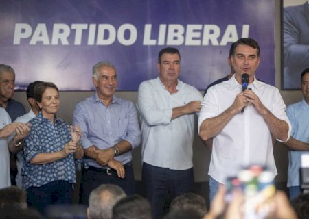Flávio Bolsonaro chama Lula de 'mercadoria vencida'