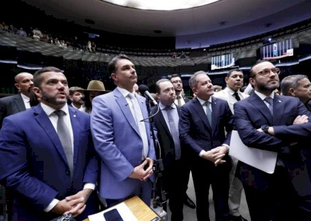 Câmara vota para derrubar veto de Lula a projeto que reduz pena de Bolsonaro