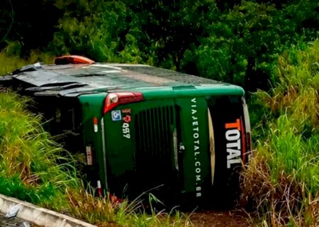 Batida frontal entre carro e ônibus de viagem deixa 2 mortos em rodovia de MS