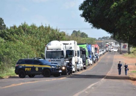 Caminhão-tanque tomba em rotatória e interdita BR-060