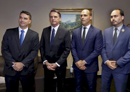 Moraes pede posição da PGR sobre inclusão de Bolsonaro e Flávio em ação contra Eduardo