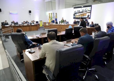 Câmara aprova reforma administrativa e arquiva denúncia contra Isa