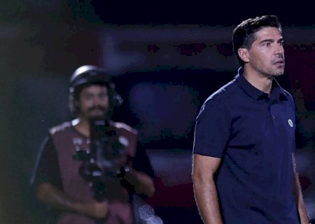 Abel Ferreira é suspenso por dois jogos pelo STJD após chutar microfone